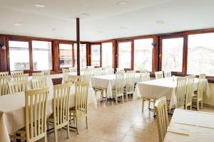 un comedor con mesas, sillas y ventanas en Simre Inn Hotel Safranbolu en Safranbolu