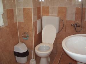 ein Badezimmer mit Toilette und Waschbecken in der Unterkunft Vanessa Family Hotel in Rawda