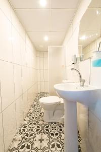 uma casa de banho branca com um lavatório e um WC em Simre Inn Hotel Safranbolu em Safranbolu