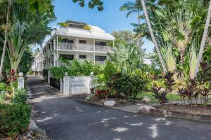 ポートダグラスにあるTropical Villa 8 – Tropical Reefのヤシの木が目の前に広がる白い建物