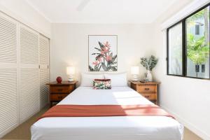 ポートダグラスにあるTropical Villa 8 – Tropical Reefのベッドルーム1室(大型ベッド1台、窓2つ付)