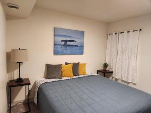 1 dormitorio con 1 cama y una foto de un pájaro en Luxury Bunkhouse Near Downtown, en Fairbanks