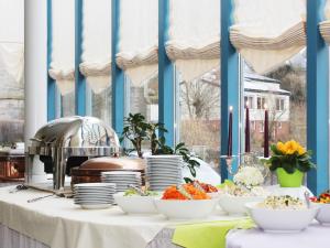 einen Tisch mit Obstschalen und Teller darauf in der Unterkunft Landhotel Weinrich in Naumburg