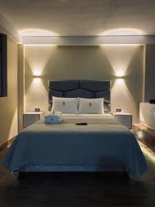 Un dormitorio con una cama grande con luces. en HOTEL MAR Y LAGO, en Lunahuaná