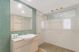 A bathroom at Deluxe Dual-Key Apartment in Peppers @ Salt Resort by uHoliday (3BR, 2BR and Hotel Room Options Available)