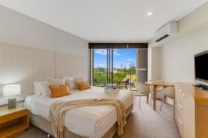 sypialnia z dużym łóżkiem i dużym oknem w obiekcie Deluxe Dual-Key Apartment in Peppers @ Salt Resort by uHoliday (3BR, 2BR and Hotel Room Options Available) w mieście Kingscliff