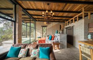 a living room with a couch and a bed at Vive Libre Travel Club in Santiago