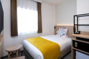 Postel nebo postele na pokoji v ubytování HOTEL MYSTAYS Nishi Shinjuku