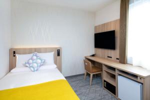 TV a/nebo společenská místnost v ubytování HOTEL MYSTAYS Nishi Shinjuku