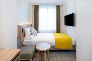 Postel nebo postele na pokoji v ubytování HOTEL MYSTAYS Nishi Shinjuku