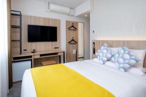 Postel nebo postele na pokoji v ubytování HOTEL MYSTAYS Nishi Shinjuku