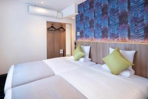 Postel nebo postele na pokoji v ubytování HOTEL MYSTAYS Nishi Shinjuku