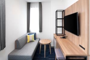 TV a/nebo společenská místnost v ubytování HOTEL MYSTAYS Nishi Shinjuku