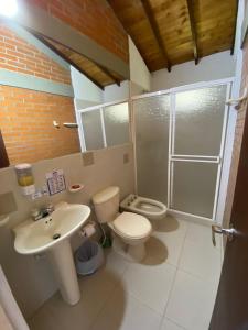 La salle de bains est pourvue de toilettes, d'un lavabo et d'une douche. dans l'établissement Finca la bilbaina # 4, à Pueblo Tapao