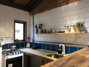una cucina con un lavello e un piano di lavoro di Casa a 100 mts da praia! a Garopaba