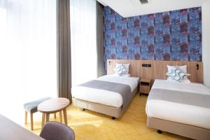 Postel nebo postele na pokoji v ubytování HOTEL MYSTAYS Nishi Shinjuku
