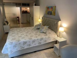 コルドバにあるCERRO CHICO APARTのベッドルーム1室(ベッド1台付)が備わります。壁には絵画が飾られています。