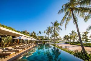 富國的住宿－West Phu Quoc Charm 3BR private pool villa，度假村的游泳池配有躺椅和棕榈树