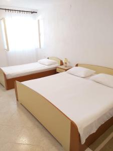 Posteľ alebo postele v izbe v ubytovaní Apartments by the sea Tkon, Pasman - 8297