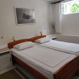 Posteľ alebo postele v izbe v ubytovaní Apartments by the sea Tkon, Pasman - 8297