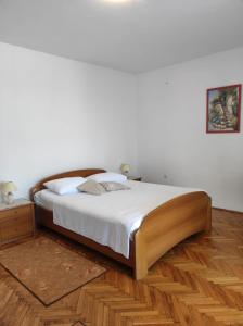 Posteľ alebo postele v izbe v ubytovaní Apartments by the sea Tkon, Pasman - 8297