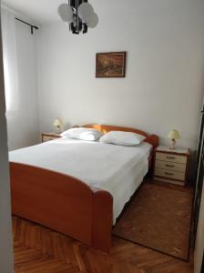Posteľ alebo postele v izbe v ubytovaní Apartments by the sea Tkon, Pasman - 8297
