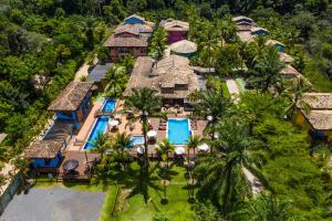 einen Luftblick auf ein Resort mit einem Pool in der Unterkunft Ecoporan Hotel Charme Spa & Eventos in Itacaré