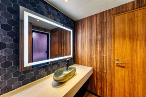een badkamer met een kom op een aanrecht met een spiegel bij Hotel Lotus Okayama Adult Only -Adult Only in Okayama
