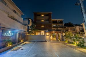 a villa with a courtyard at night at RESI STAY Jisco Hotel Kyoto Goshonishi in Kyoto