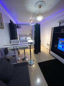 - un salon avec un bureau, un ordinateur et une télévision dans l'établissement Jolie petite maison avec un grand jardin, à Montmagny