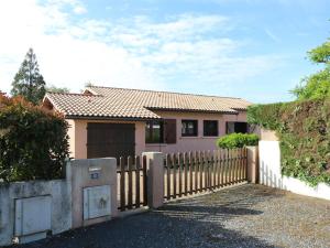 una casa con una recinzione di legno di fronte ad essa di Maison Calme avec Jardin, Proche Lac et Centre, Animaux Bienvenus, Ménage Inclus - FR-1-319-408 a Sanguinet