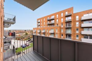 an apartment balcony with a view of a building at Lovely 4-sleeper Apartment in Central Slough with Free Parking in Slough