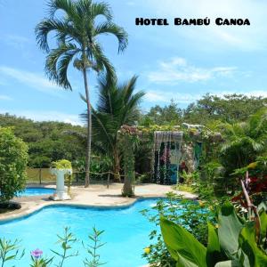 un complejo con piscina y parque acuático en Hotel Bambú en Canoa