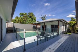 Casa con terraza y piscina en The Retreat, en South Mission Beach