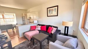 una sala de estar con un sofá y una mesa en Cipressa, en Dinner Plain 4 fotos más