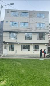 duas pessoas em frente a um edifício em Apartaestudio tipo LOFT INDEPENDIENTE em Bogotá