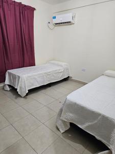 ジェルバ・ブエナにあるDepartamento con excelente ubicaciónの病室にはベッド2台と暖房が備わります。