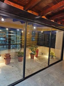 budynek ze szklanymi drzwiami i doniczkami na patio w obiekcie Departamento con excelente ubicación w mieście Yerba Buena
