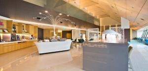 un gran vestíbulo con una barra en un restaurante en Ambassador Transit Lounge Terminal 2 en Singapur