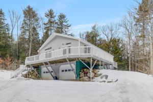 uma casa na neve na floresta em Cardinals Perch em Campton