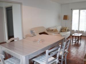 a white table and chairs in a living room at Maison avec Jardin près du Lac de Gastes - 6 pers, Ménage inclus, Idéale Familles - FR-1-319-407 in Gastes