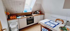 una pequeña cocina con mesa y fregadero en FeWo-1-OG-links, en Böhl