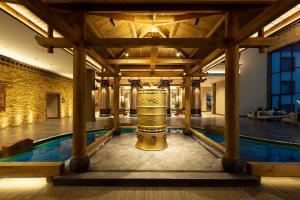 un gran objeto dorado en una habitación con piscina en Qianhe International Hotel, en Jiuzhaigou