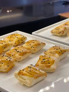 un plato blanco de repostería con espolvoreos negros en InterContinental Qingdao, an IHG Hotel - Inside the Olympic Sailing Center, en Qingdao