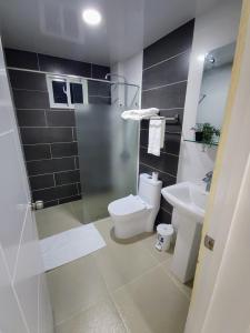 a bathroom with a toilet and a sink at Hotel el barco in Azua de Compostela