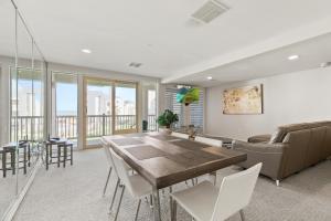 uma sala de jantar com uma mesa e um sofá em New Stunning Ocean-View Condo in Beachfront Resort em South Padre Island