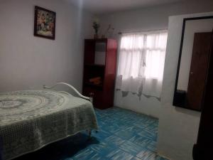 una camera con letto, cassettiera e finestra di Casa Yemaya a Santa María Tonantzintla