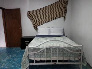 un piccolo letto in una camera con cuscino di Casa Yemaya a Santa María Tonantzintla