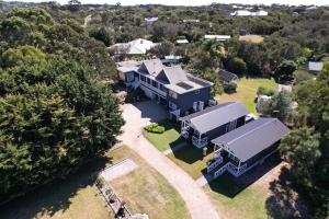 an aerial view of a house with a yard at Hamptons In Rye Blue Cottage 3 Mins from Hot Springs! in Rye