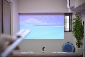 那覇市にあるブランシエラ那覇曙プレミスト1206の海の景色を望む大きな窓が備わる客室です。